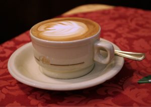 Cappuccino mustriga vahul