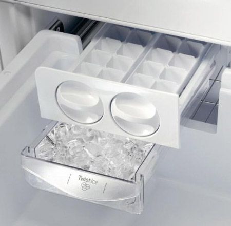 Ice maker in refrigerator