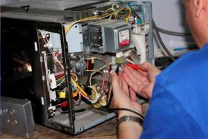 Checking the microwave oven transformer for serviceability