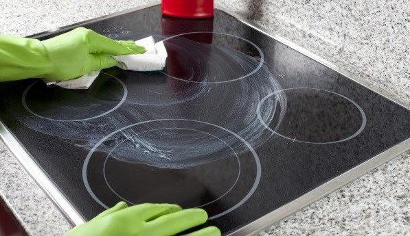 Cleaning the glass ceramic hob