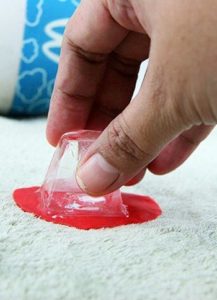 How to remove chewing gum from the couch by freezing.