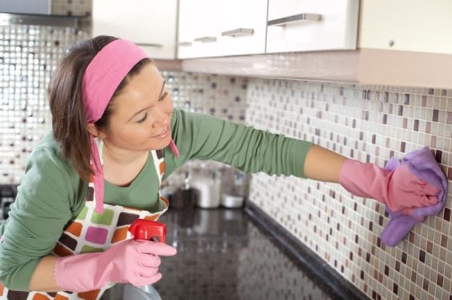 How to clean grease from a kitchen set