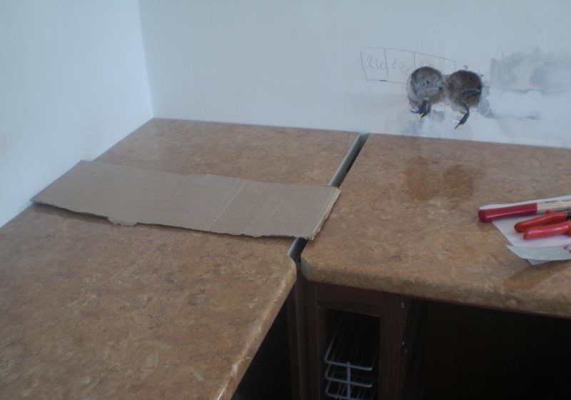 Fastening the countertop in the kitchen set