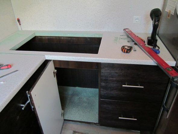 Fastening the countertop in the kitchen set