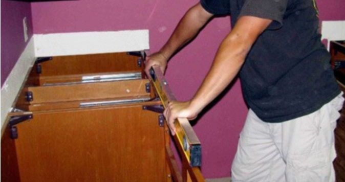 Fastening the countertop in the kitchen set