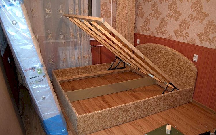 Do-it-yourself bed with a lifting mechanism