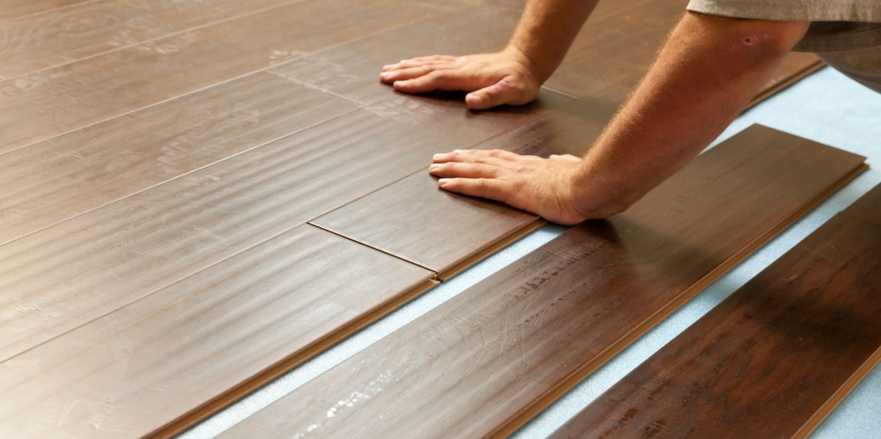 Colocación de tablas de parquet sobre madera.