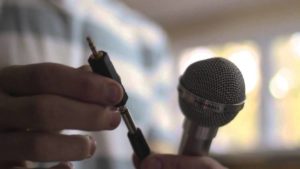 How to connect a karaoke microphone to your TV