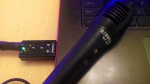 How to connect a microphone to a laptop