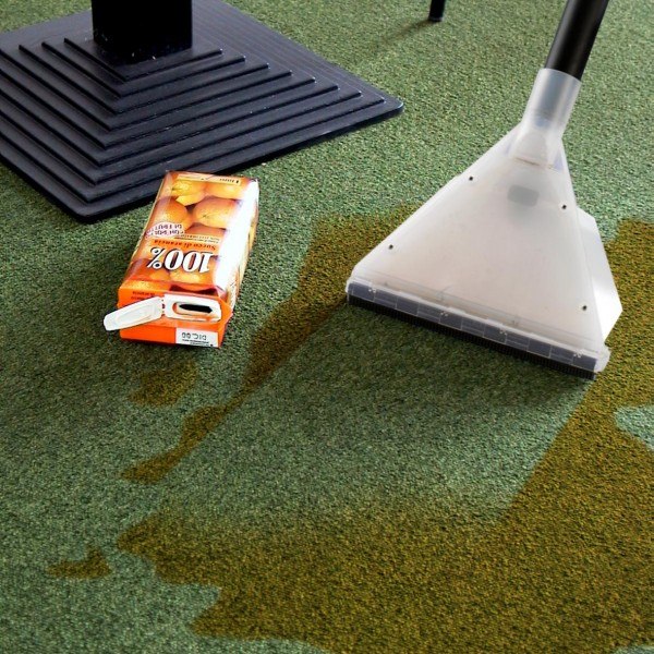 Removing stains from the carpet with a washing vacuum cleaner.