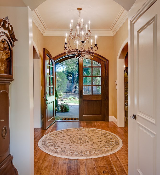 Round carpet in the hallway.