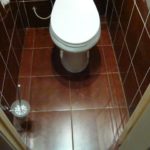 How to lay tiles on the floor in a toilet