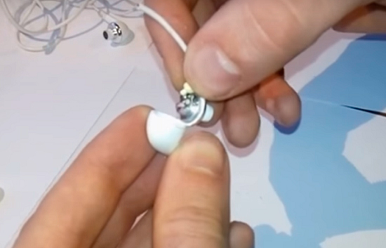 Disassembling the vacuum earphone