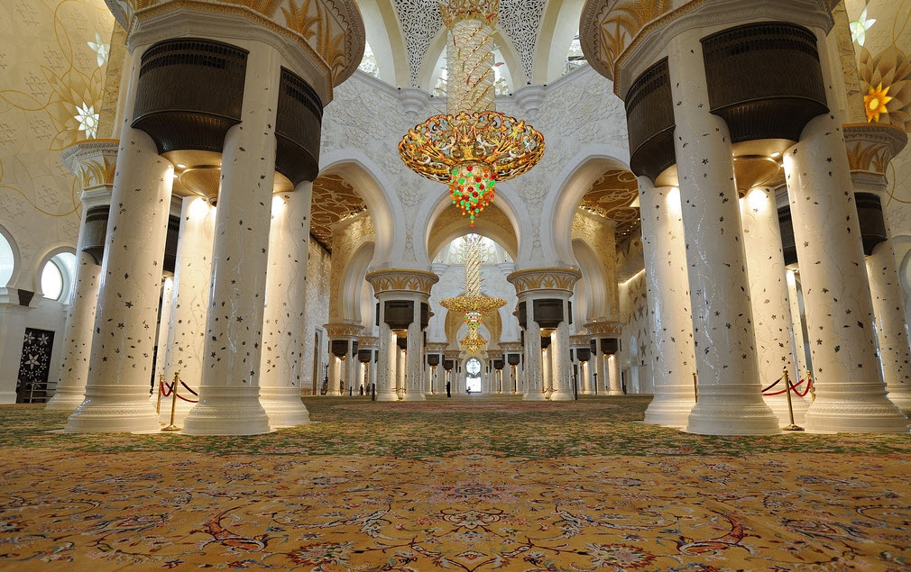 The largest mosque carpet in Abu Dhabi.