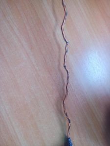 How to straighten a headphone wire