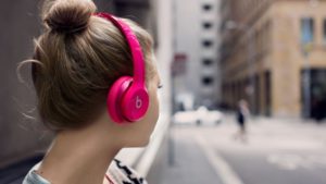 Girl-in-wireless-headphones-1024×576