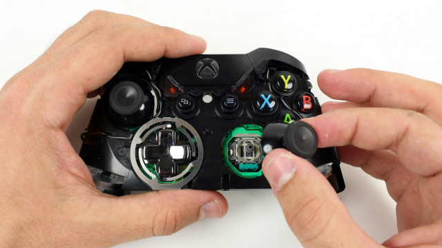 Remove the front cap on the outer part of the gamepad.