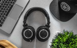 how to connect headphones to laptop