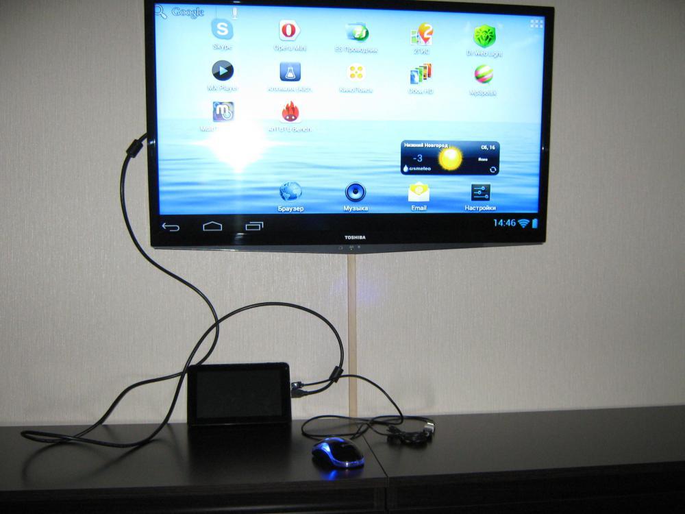 Connecting the tablet via HDMI.