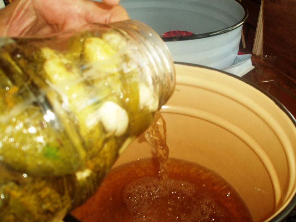 Pour the brine into an enamel bowl.