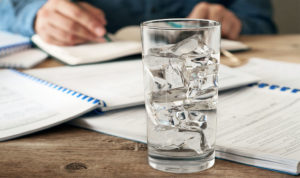 Waarom staat er een glas water op het bureaublad?