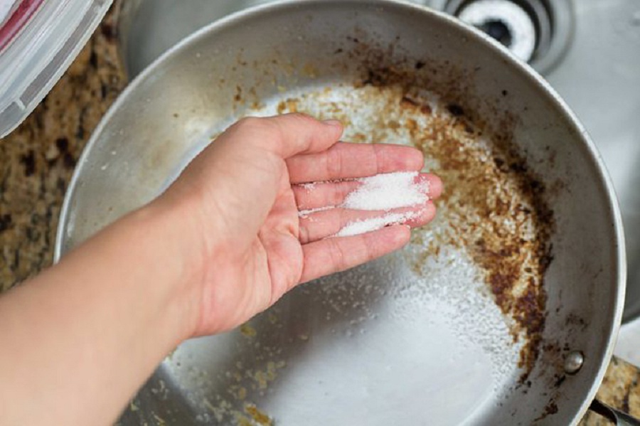 Cleaning the pan with soda and citric acid.