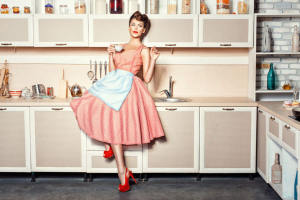 Should you wear an apron in the kitchen: pros and cons