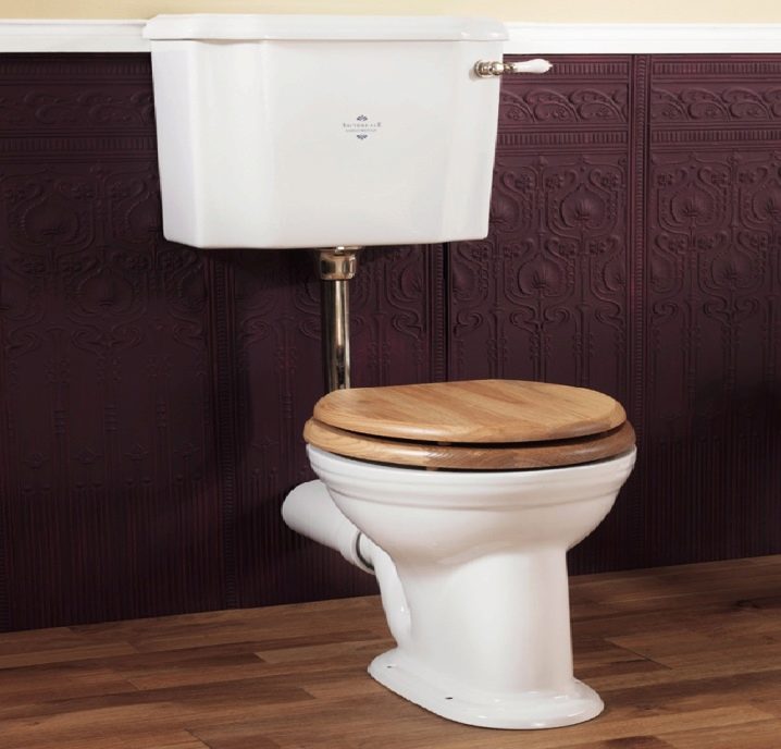 Toilet with cistern. 