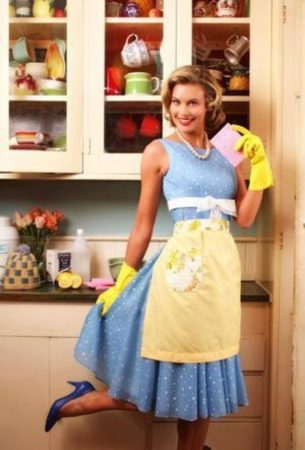 Should you wear an apron in the kitchen: pros and cons