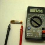 How to test a AA battery with a multimeter.