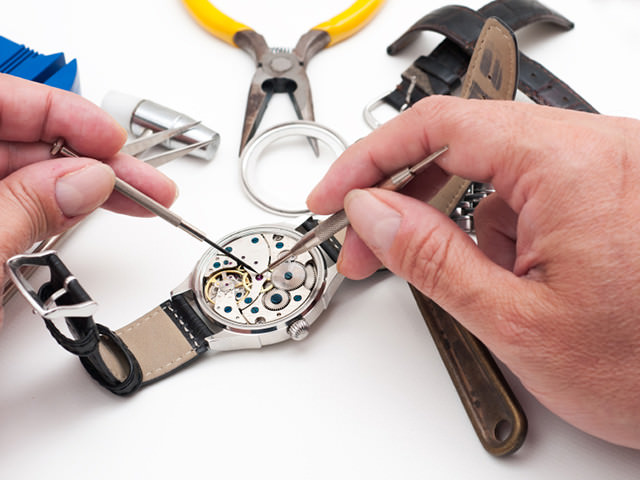 Replacing a watch battery