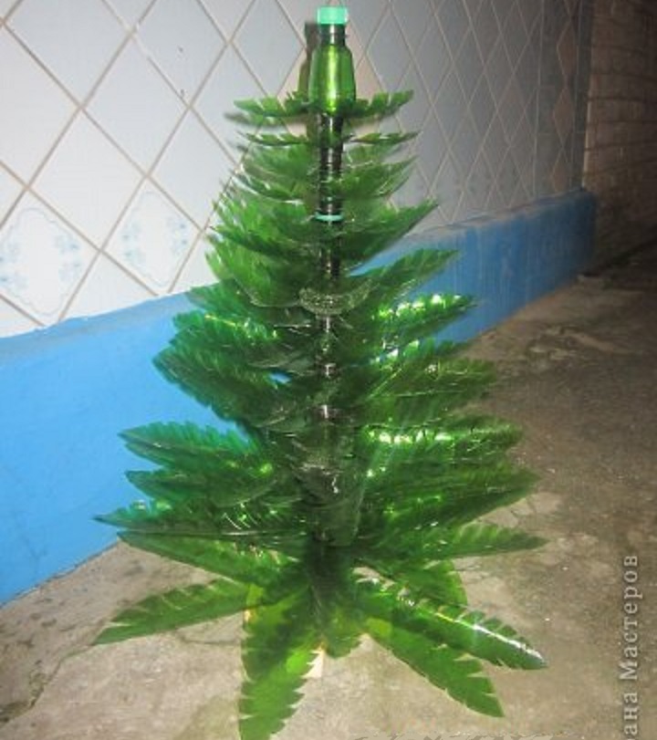 Árbol de Navidad hecho con botellas de plástico.