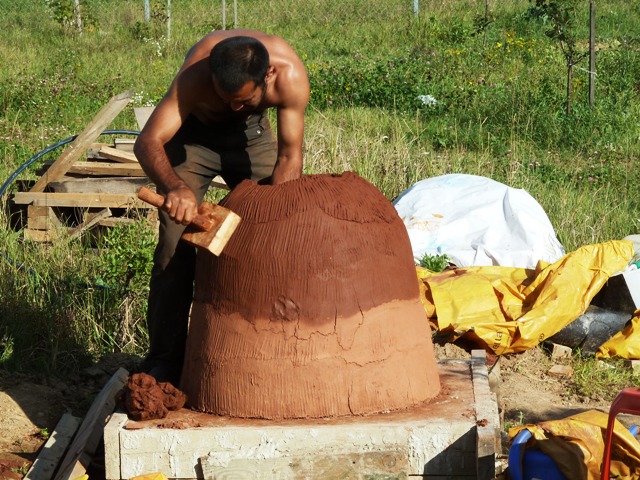 Formarea pereților tandoor.