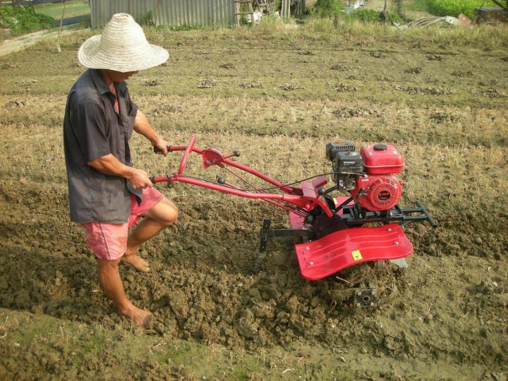 tractor de empuje en la granja