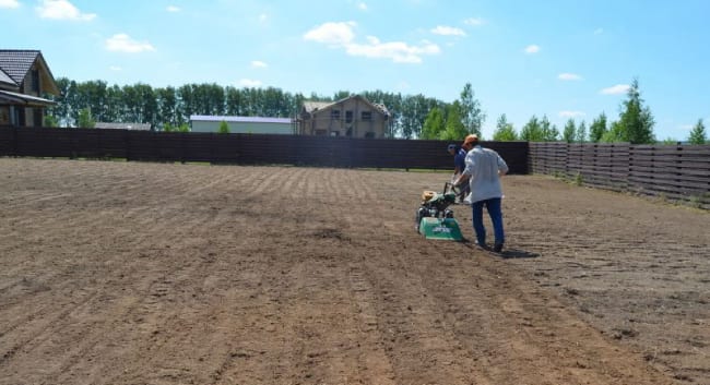 cum să nivelați o parcelă cu un tractor pe jos