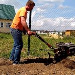 nivelar el área con un tractor de empuje