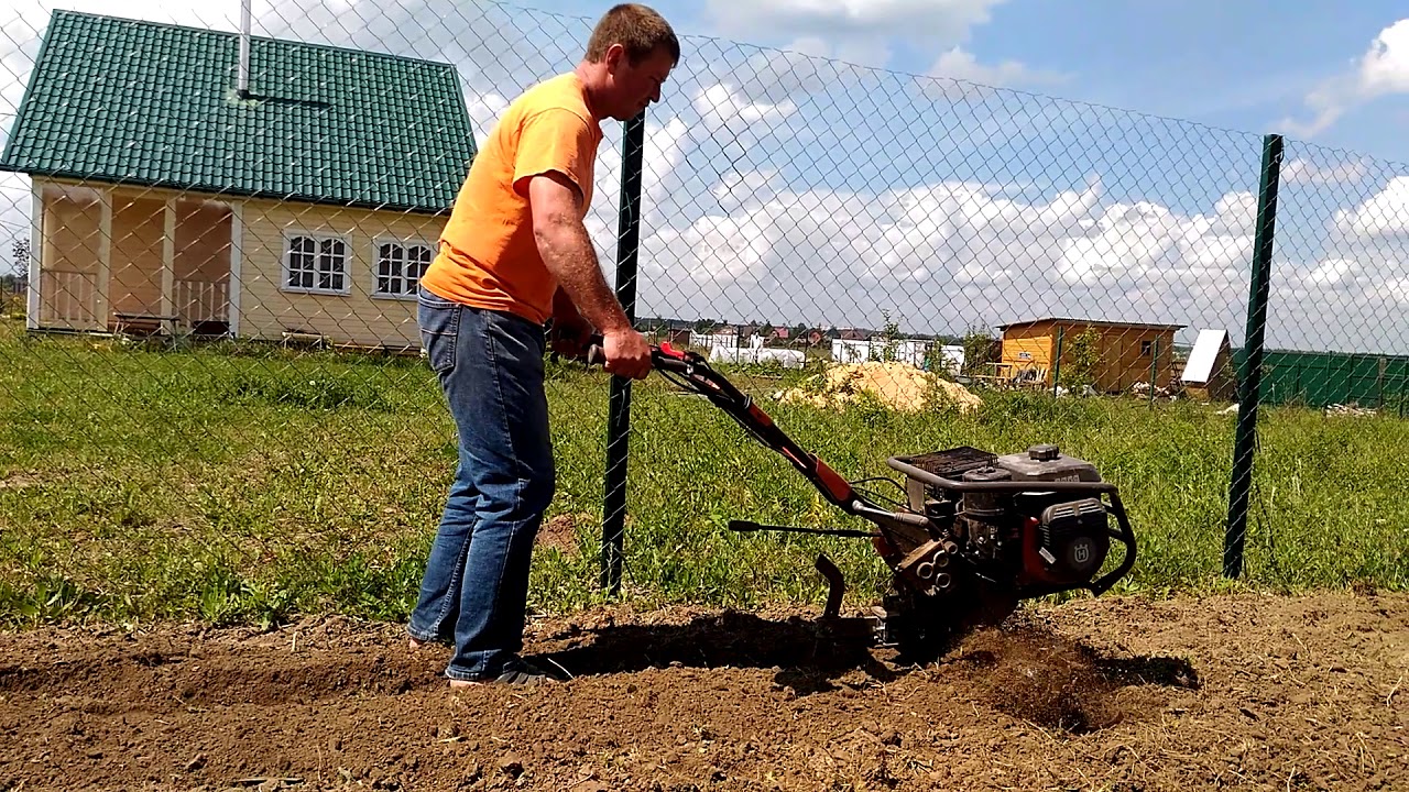 nivelar el área con un tractor de empuje