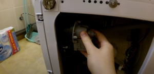 How to change the pump in a washing machine Indesit - 2