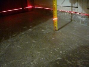 Leveling the floor with a screed