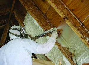 Roof insulation by spraying polyurethane foam