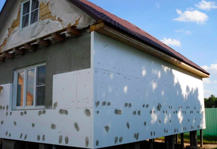 Insulation of a wooden log house