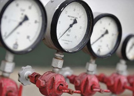 Installing a thermometer on a pipeline in a boiler room